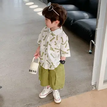 2023 Летние детские комплекты в корейском стиле, рубашка, длинные брюки, отложной воротник с коротким рукавом и принтом, крутая мода, новый красивый дизайн